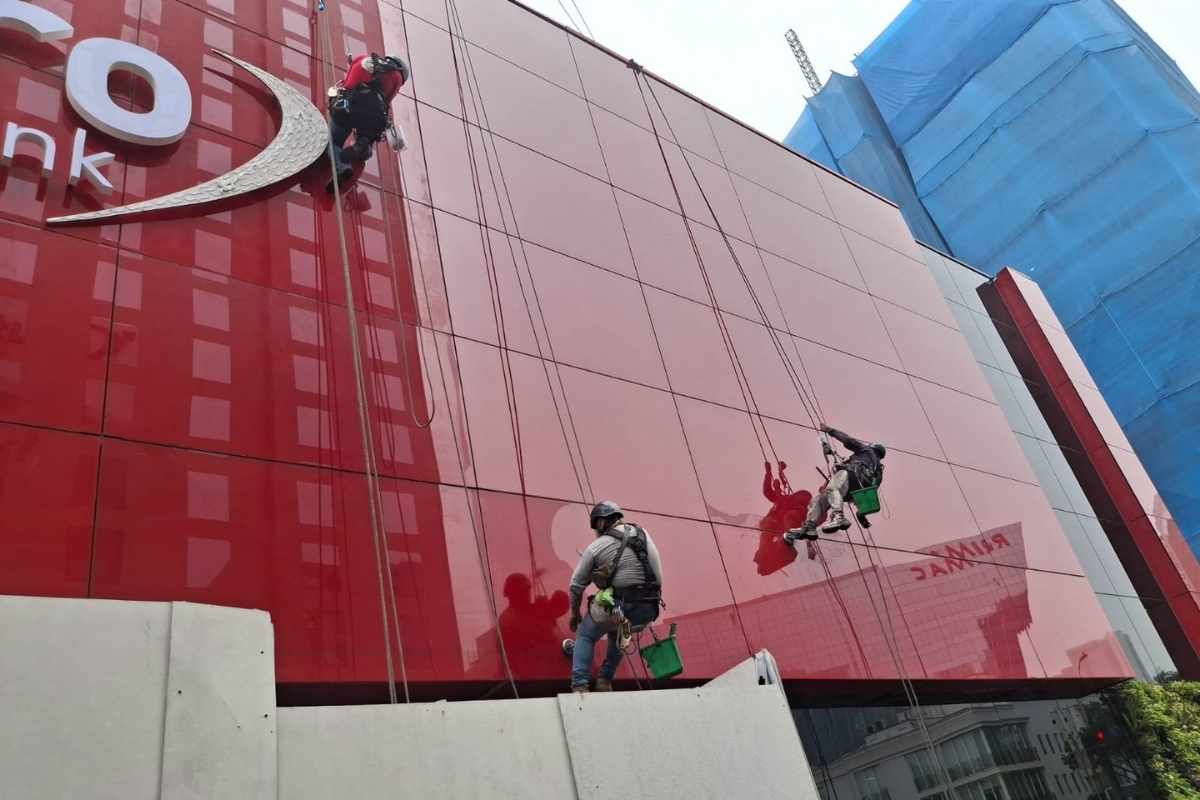 Limpieza de fachadas vidriadas y paneles publicitarios